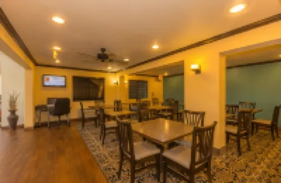 Super 8 by Wyndham Oklahoma Airport Fairgrounds West