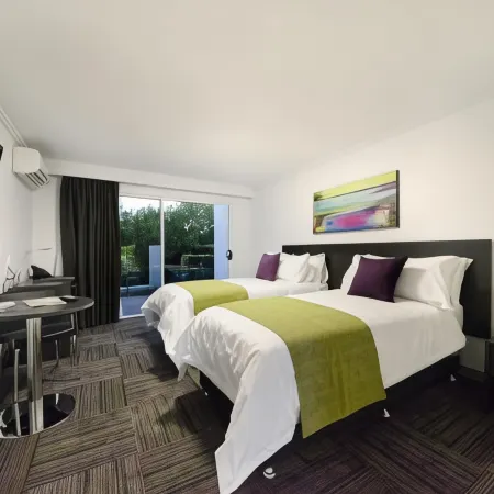 Mackay Oceanside Central Hotel Official