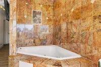 Nob Hill Hotel - Bathtub