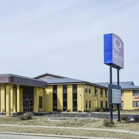 Econo Lodge Inn & Suites