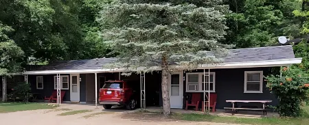 Castaways Cottage on Croton Pond 2)