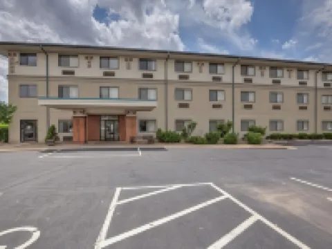 Super 8 by Wyndham Waterloo Hotels in Monroe County