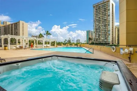 Cozy condo at Hawaiian monarch- free parking, no resort fee, near beaches, shop