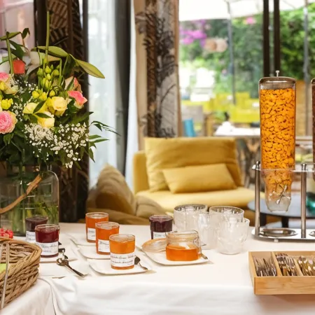 Hotel Spa Cassis – Heated Pool & Parking