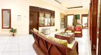 Homey Guesthouse Near SBY Zoo Syariah Hotels in Wonokromo