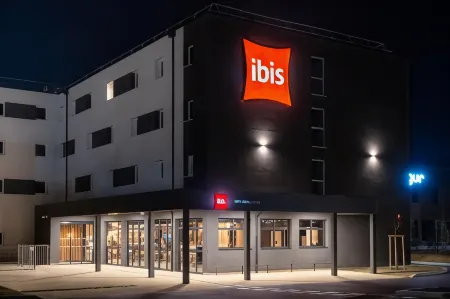 Ibis Saint Paul Trois Chateaux Отели в г. Клансей