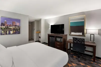 Clarion Pointe Indianapolis Northeast Отели в г. Индианаполис