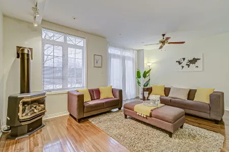 Urban Retreat A Modern 5Br Townhouse Отели рядом с достопримечательностью «Торонто Ботаникал Гарден»