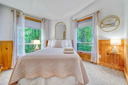 Bluff-Top Views and Hot Tub - Rustic Luxury Retreat