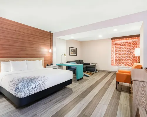La Quinta Inn & Suites by Wyndham Oklahoma City Airport Hotels near Athena Mall