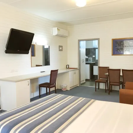 Statesman Motor Inn
