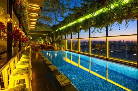 The Smallville Hotel Отели в г. Ghobeiry