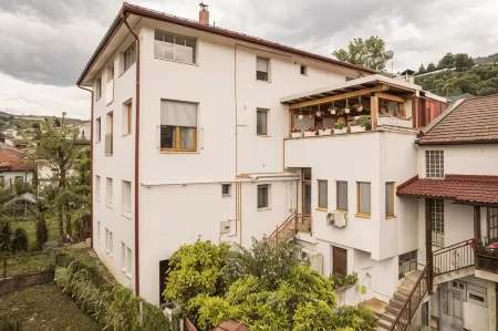 Guesthouse Rose Отели рядом с достопримечательностью «Мэрия г. Сараево»