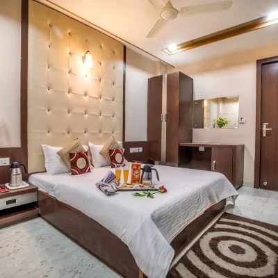 Hotel Nova Inn 鄰近Mathura Junction的酒店