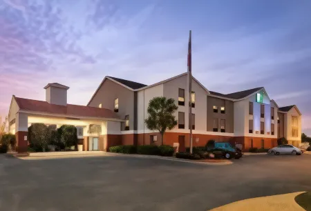 Holiday Inn Express & Suites Milton East I-10 Отели рядом с достопримечательностью «Парк Карпентерс»