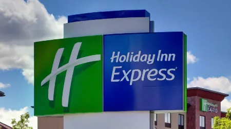 Holiday Inn Express Conyers Отели рядом с достопримечательностью «Кафедральный собор Крисчен Гроут»