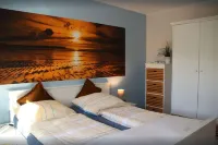Luxurious FH near the dike, sauna, fireplace, garden, beach chair (8 adults & baby) - 3-Sterne