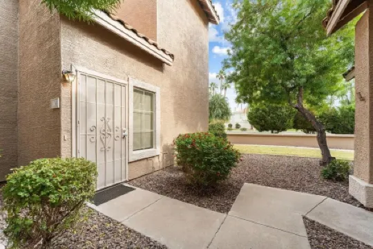 Charming 2-bedroom townhome with fitness room, WiFi in delightful Gilbert