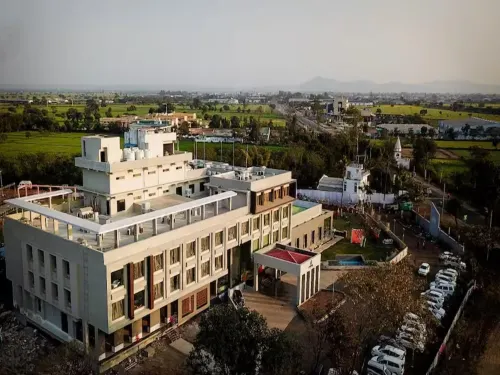 The Aanandam Hotel Resort Hotel a Distretto di Hoshangabad