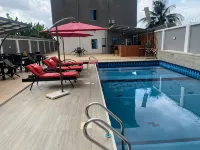 Victia Suite and Lounge - piscina