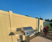 Lazy Palm-Free Beach Pass! Pool! 1/2 Mile to Marshwalk and Marina! 3 King Bdrms!
