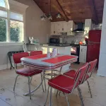 Mid Century Modern Studio w/ Full Kitchen - Newly Built - 레지던스