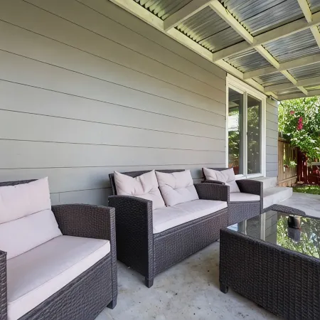 Perfect Central Location w/Mtn Views, Huge Fenced Yard, King Beds, BBQ, & Games!