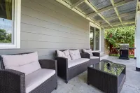 Perfect Central Location w/Mtn Views, Huge Fenced Yard, King Beds, BBQ, & Games!