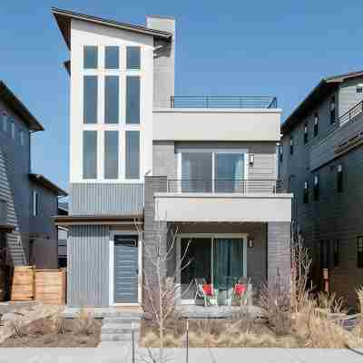 Spacious 4-bedroom house with WiFi, AC in delightful Central Park Denver Hotel Exterior