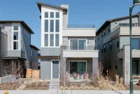 Spacious 4-bedroom house with WiFi, AC in delightful Central Park Denver - Holiday bungalows