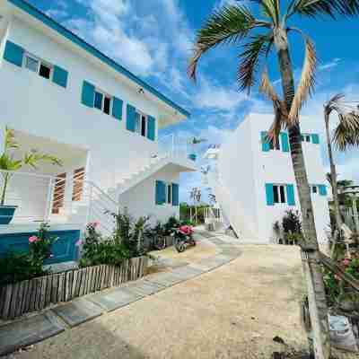 2nd Floor Casita. Short walk to town. On the river! Hotel Exterior