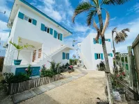 2nd Floor Casita. Short walk to town. On the river! โรงแรมใน