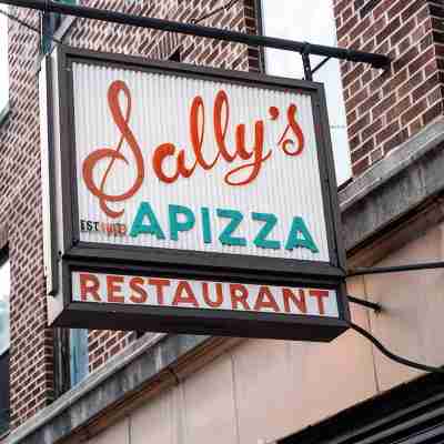 A brick's throw away to Sally's Apizza! Hotel Exterior