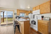 Outdoor adventures all around this comfy home with stunning views prime location - 3 tähden
