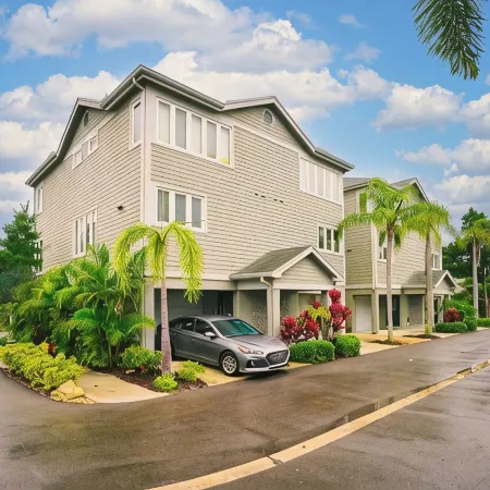 Island Living on Longboat Key 3 minute walk to the beach!