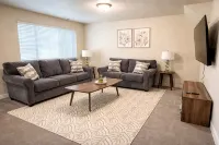 Spacious fully loaded 4-bedroom townhome sleeps 12 freeway access next to BYU