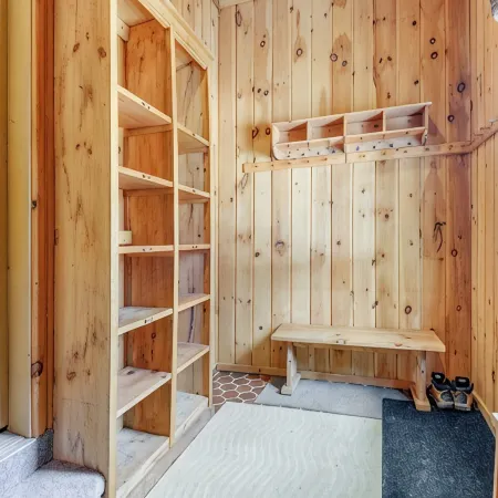 3 min to Mt Snow & FREE Shuttle! Family-Size fun, Wood Fireplace, Arcades.