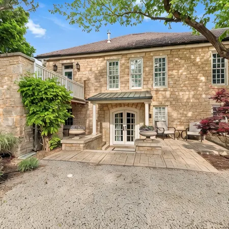 The Carriage House - Historic getaway in the heart of the city!