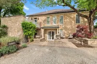 The Carriage House - Historic getaway in the heart of the city!