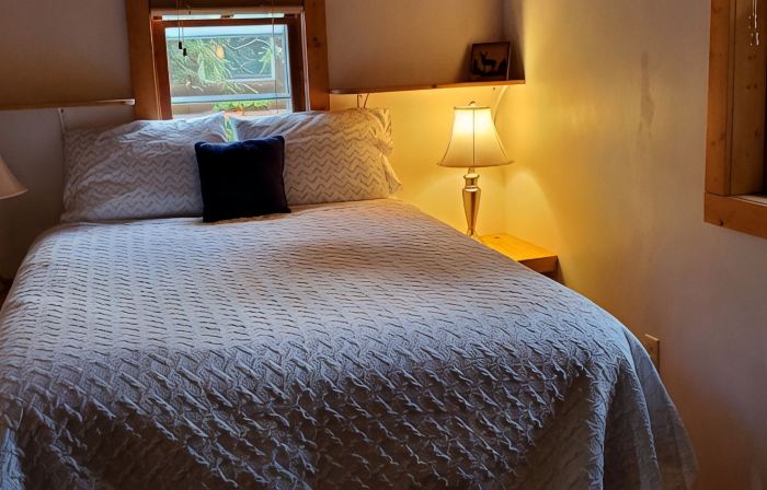 Your Own Private Beach Lakefront Cozy Cottage in a Peaceful Bay on 5 Lake Chain.