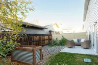 3-bedroom townhome with patio and attached 2car garage, close to hospitals