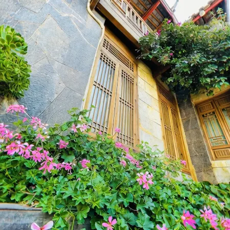 LIjiang Shiliushang Inn