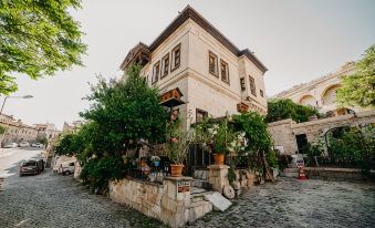Born Hotel