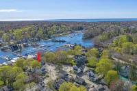 Coastal Spacious Retreat Downtown Kennebunkport Village