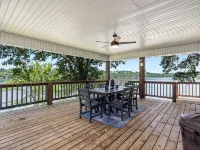 Lake front, spacious & cozy home with entertainment room. Hotels in Shell Knob