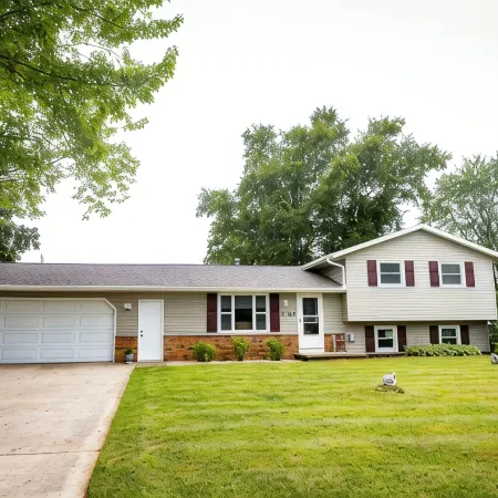Charming Split-Level Near Lambeau