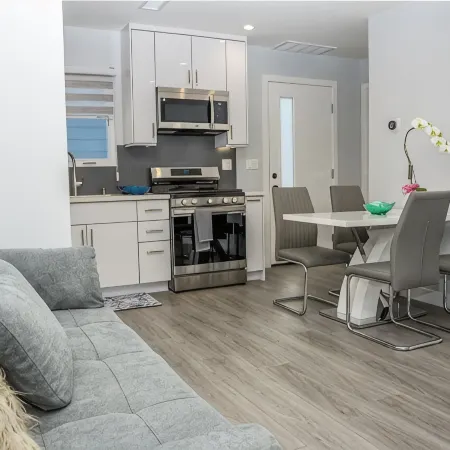 Charming 1 bedroom 1 bathroom guest house with AC, WiFi in brilliant Glendale