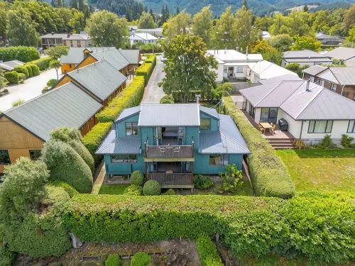 Stay7A: 4BR Modern Comfort, Sky TV, Views – Walk to Village & Pools