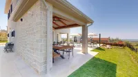 Villa Amelie for up to 8 people with pool and e-charging station near Porec - Homestays