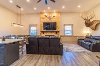“The” Lodge of Adams County is a Charming 2-bedroom house in Blue Creek with AC